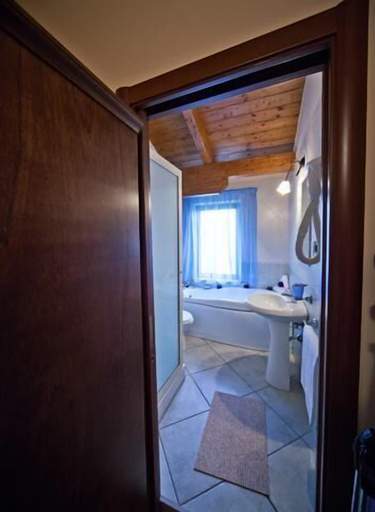 Bathroom 5, Hotel Happy Days, Napoli