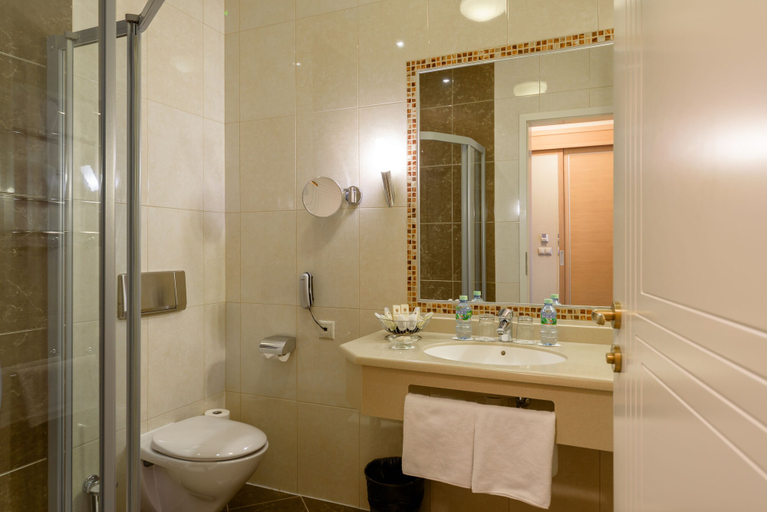 Bathroom 4, Peter 1 Hotel, Central