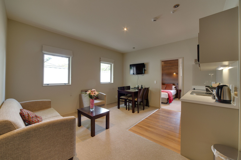 Others 5, Boulcott Lodge, Hutt city