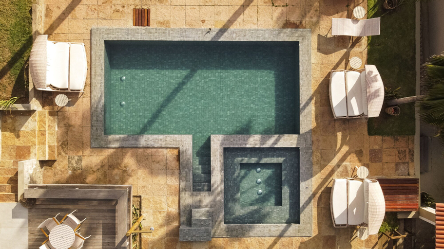 Exterior & Views 13