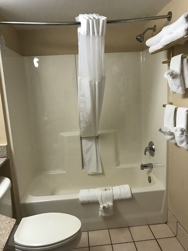 Bathroom 4, Quality Inn & Suites Middletown - Franklin, Warren