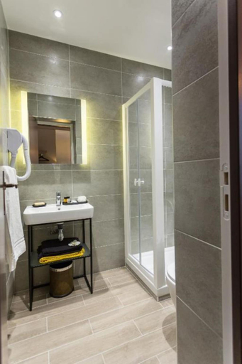 Bathroom 5, Pratic Hotel, Paris