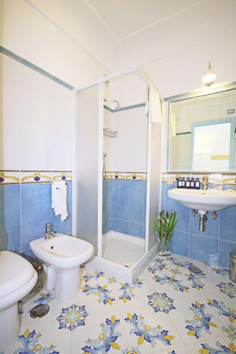 Bathroom 5, Cavalluccio Marino, Napoli