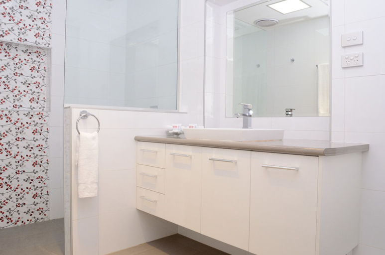 Bathroom 4, Sportsmans Motor Inn, Berrigan