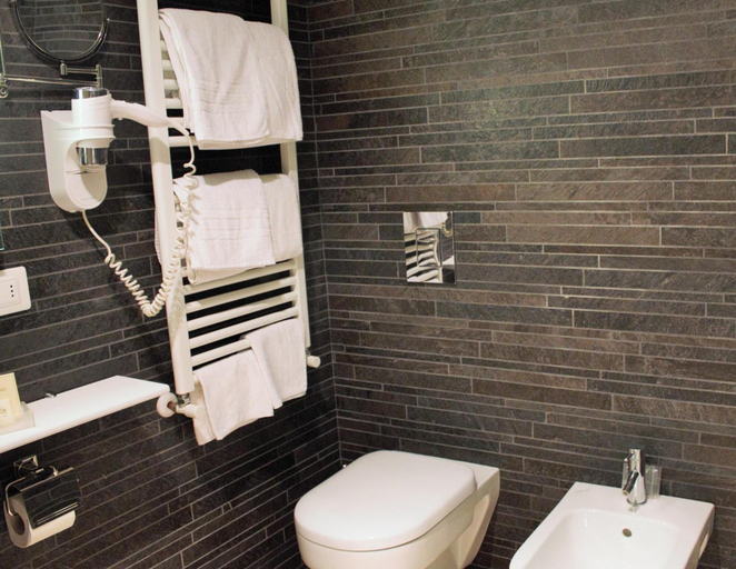 Bathroom 4, Ansharius, L'Aquila