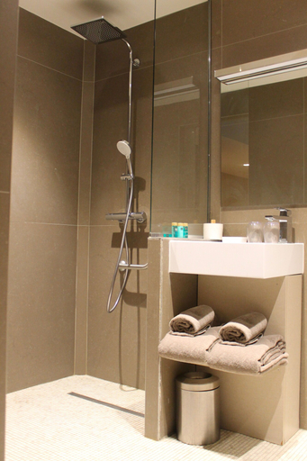 Bathroom 4, Hotel l'Arbre Voyageur, Nord