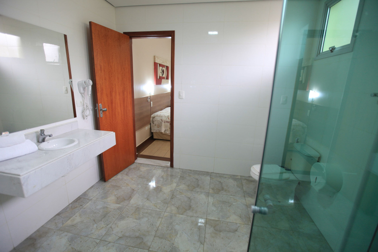 Bathroom 4, Oly Plaza Hotel, Piracicaba