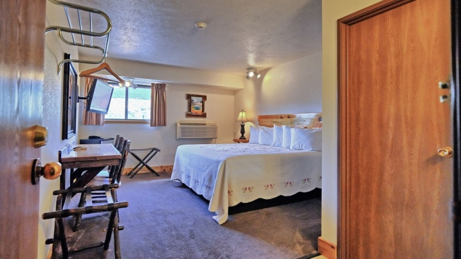 Bedroom 3, Yellowstone Village Inn and Suites, Park