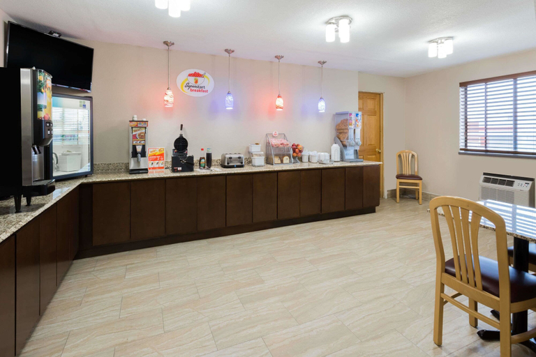 Food & Drinks 5, Super 8 by Wyndham Janesville, Rock