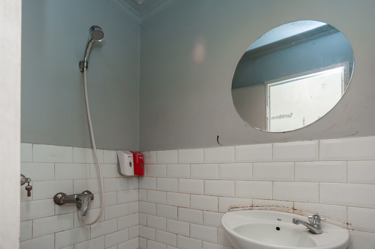 Bathroom 3, RedDoorz Plus @ Kemayoran, Central Jakarta