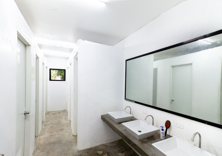 Bathroom 4, Sunlit Hostel, General Luna