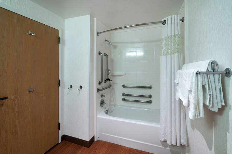 Bathroom 4, Hampton Inn Chattanooga/Hixson, Hamilton