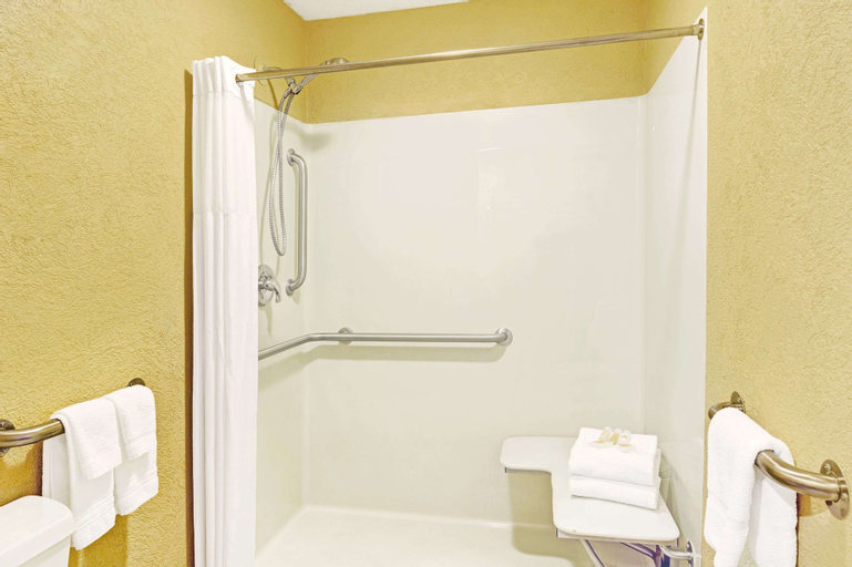 Bedroom 4, Days Inn by Wyndham Cherokee Near Casino, Jackson