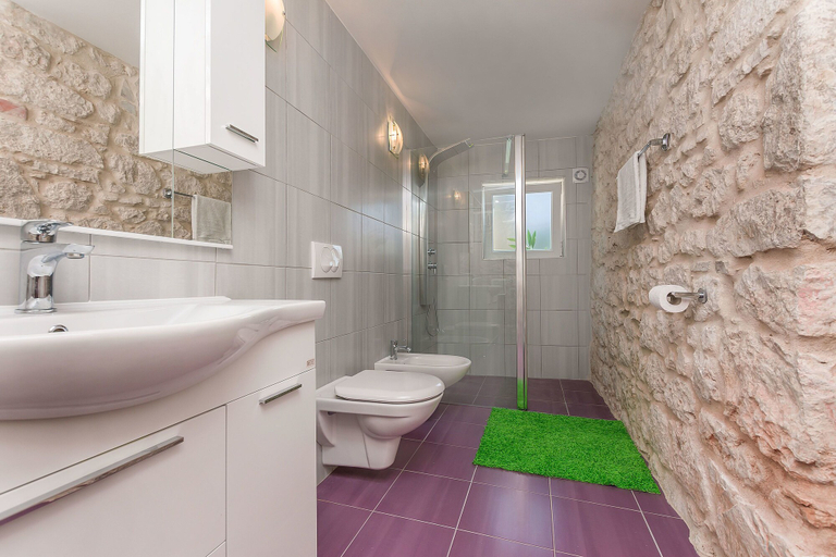 Bathroom 3, House Darijo, Omiš