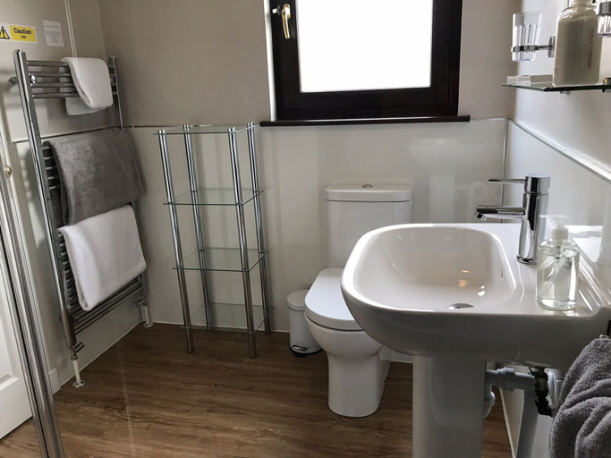 Bathroom 4, Ben Nevis Guest House, Highland