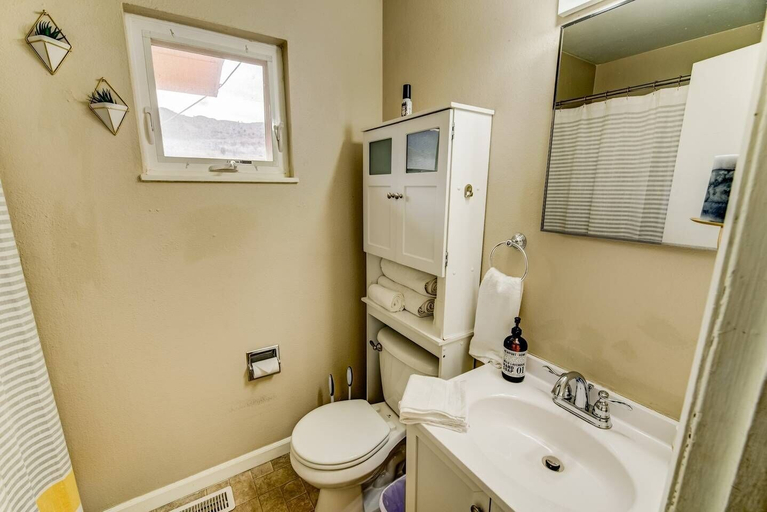 Bathroom, 2BR Hikers Dream Red Rocks Dog-friendly!, El Paso