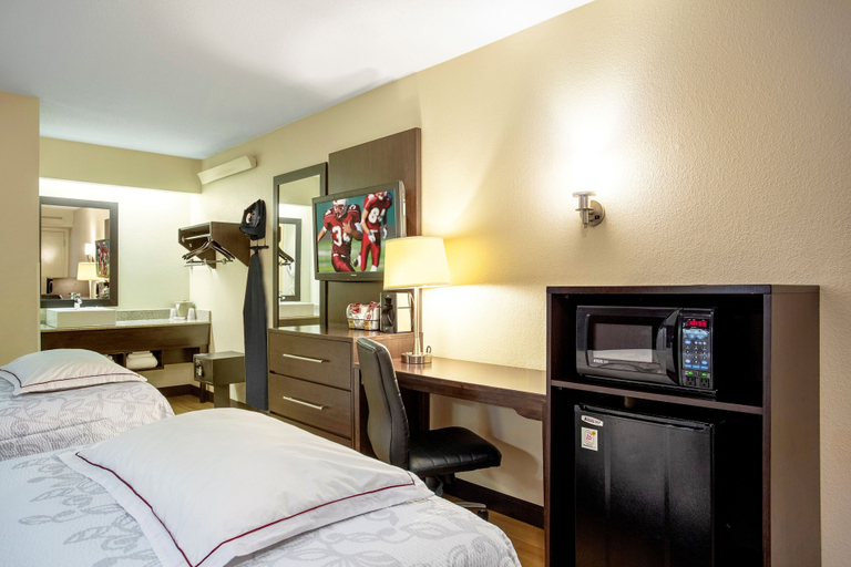 Bedroom 3, Red Roof Inn PLUS+ Boston - Framingham, Middlesex