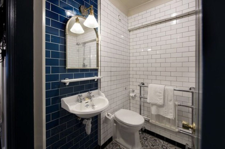 Bathroom 4, Cromwell Hotel Stevenage, Hertfordshire