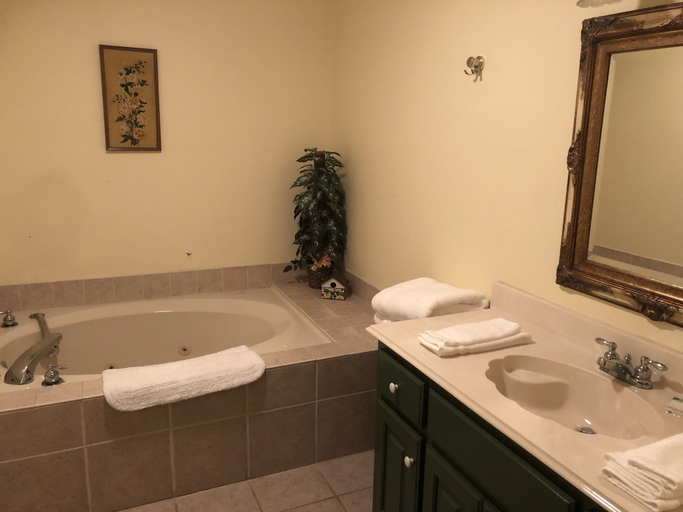 Bathroom 4, The Abbé House Inn, Cleburne