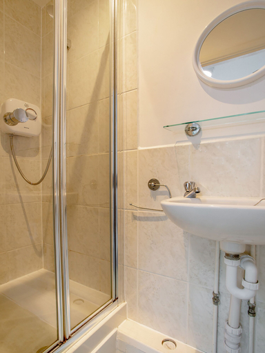 Bathroom 3, Flexistay Ambers Gatwick Aparthotel, Surrey