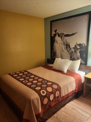 Bedroom 3, Super 8 by Wyndham Raton, Colfax