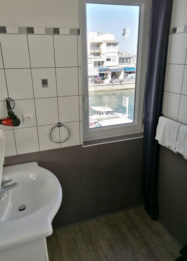 Bathroom 4, Hôtel le petit baigneur, Hérault
