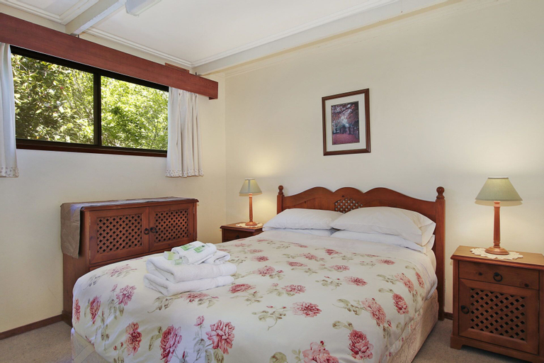 Bedroom 3, Warrina - Over Looking Ovens River, Alpine - East