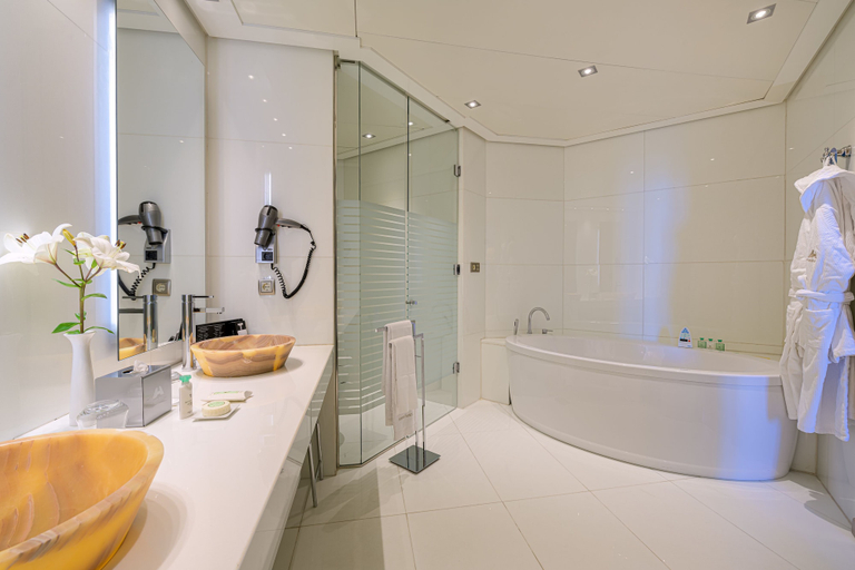 Bathroom 4, Hotel Las Arenas Balneario Resort, Valencia