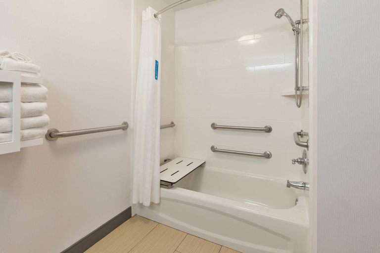 Bathroom 5, Hampton Inn Cincinnati Airport-North, Boone