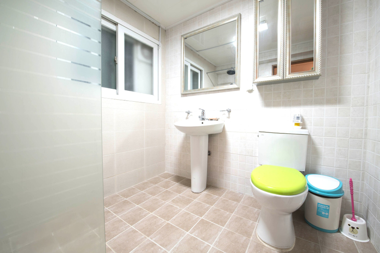 Bathroom 3, Hongdae Style Guesthouse, Mapo