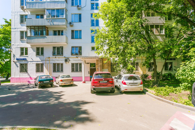 Exterior & Views 2, Apartment on Tryokhgorny Val, Northern