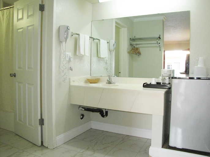 Bathroom 3, Dream Inn, Fresno