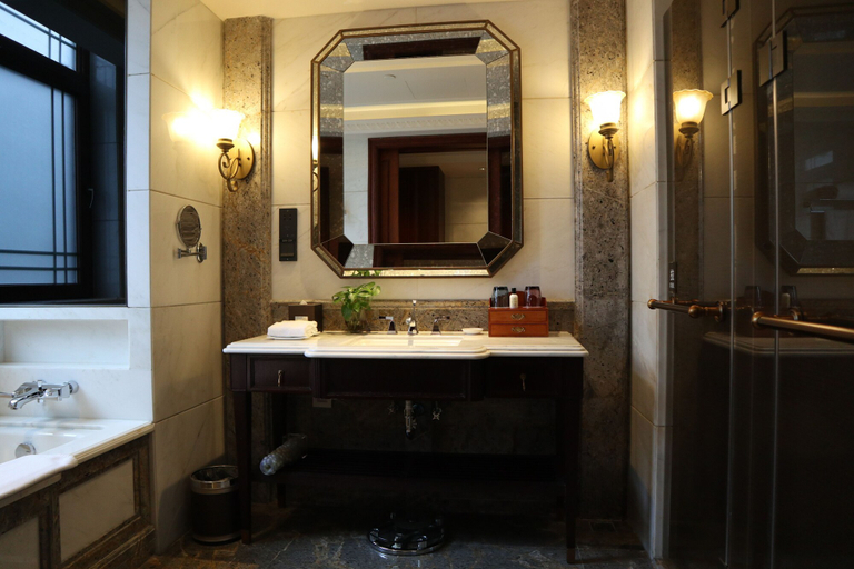 Bathroom 5, Shanghai Donghu Hotel, Shanghai