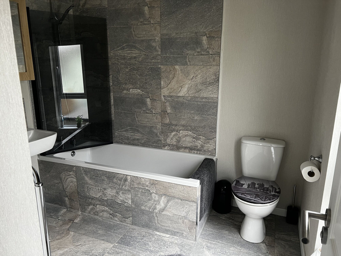 Bathroom 4, Beautiful and Tranquil Lakeside Lodge - Sleeps 5, Northamptonshire
