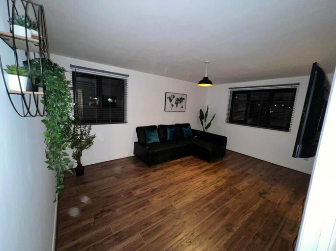 Others 5, Impeccable 2-bed Apartment in Grays, London, Thurrock