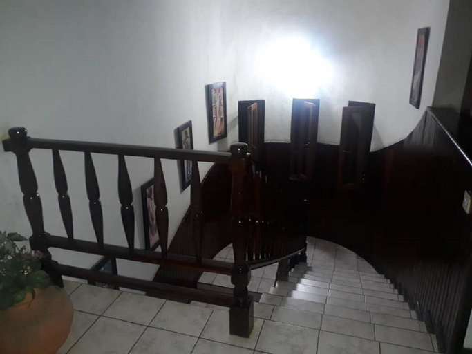 Others 5, Starlite lodge, Tema