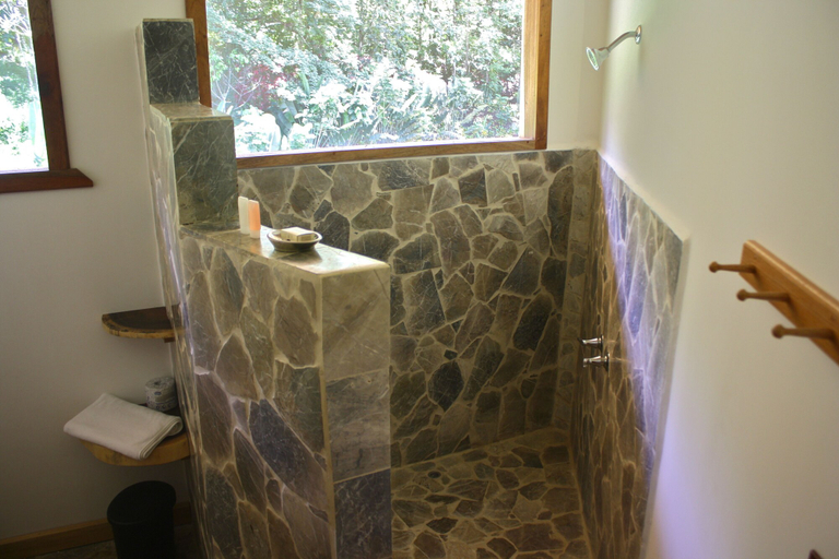 Bathroom 4, Macaw Lodge, Turrubares