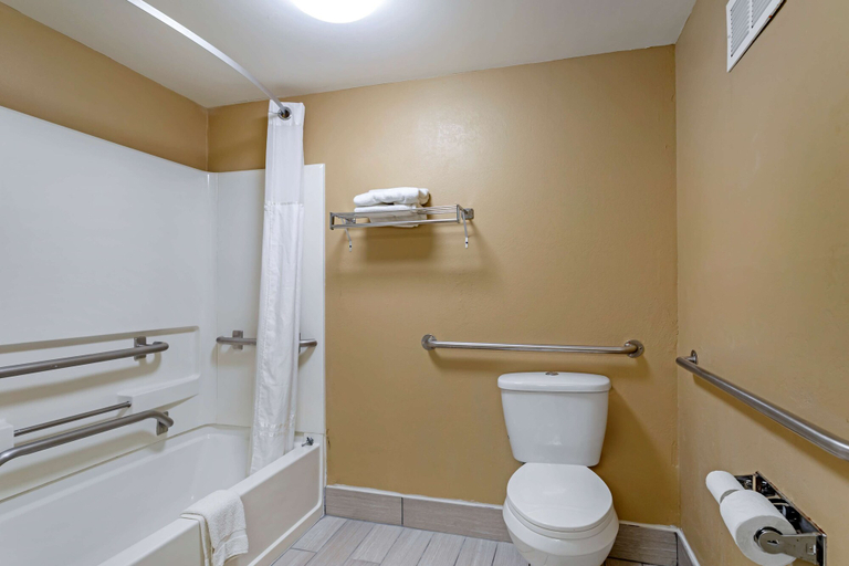 Bathroom 5, SureStay Hotel by Best Western Lenoir City, Loudon