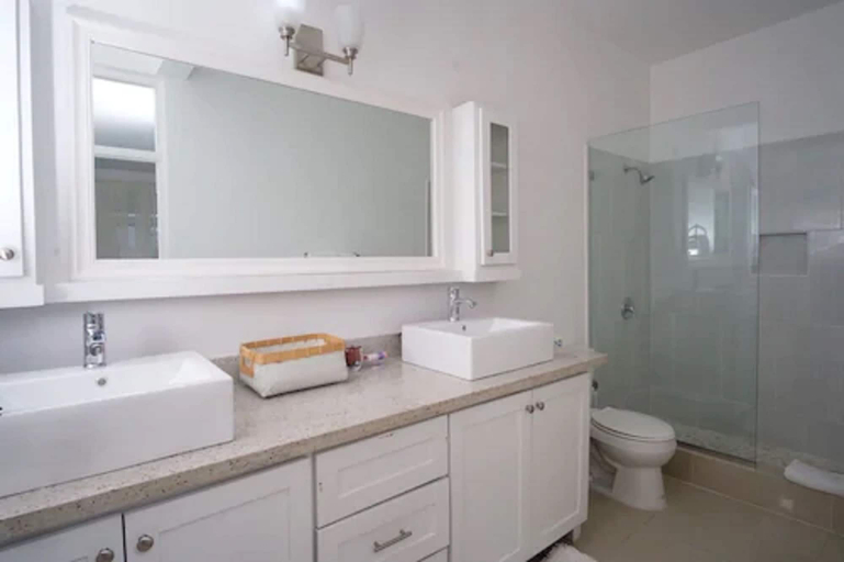 Bathroom 4, Whispering Seas