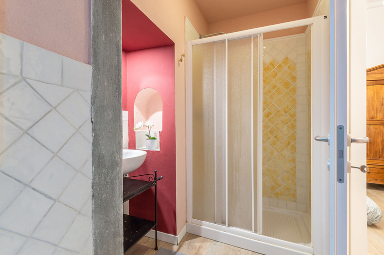 Bathroom 5, Wine Apartments Florence Vernaccia, Florence