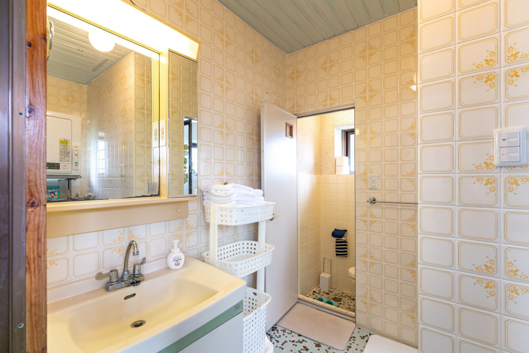 Bathroom 3, Green Beach le Island, Ie