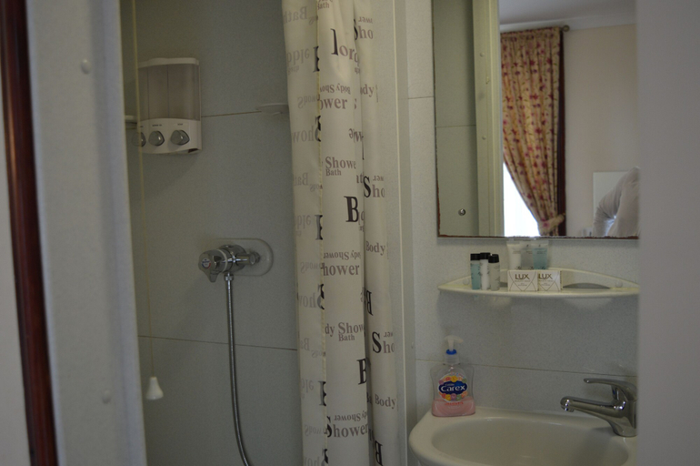 Bathroom 4, The Globe Hotel, Essex