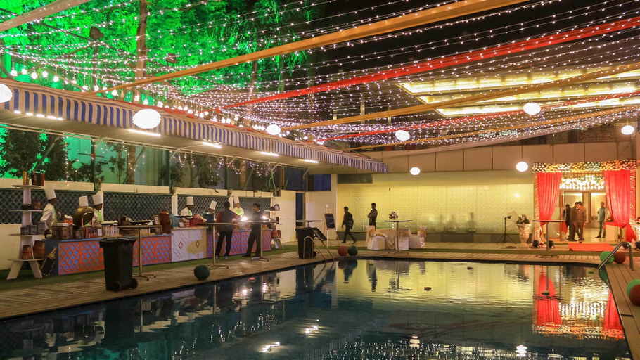 Food & Drinks 5, Dee Marks Hotel & Resorts, Delhi