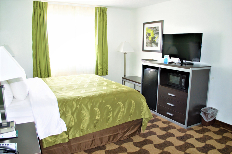 Bedroom 4, Quality Inn Russell, Russell