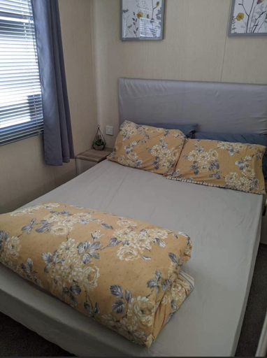 Bedroom 2, Immaculate Sen Friendly 3-bed Caravan in Porthcawl, Bridgend