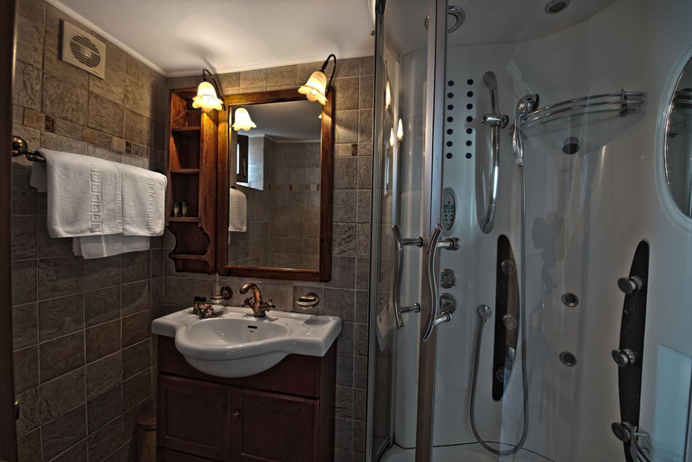 Bathroom 4, Limeni Village, Peloponnese