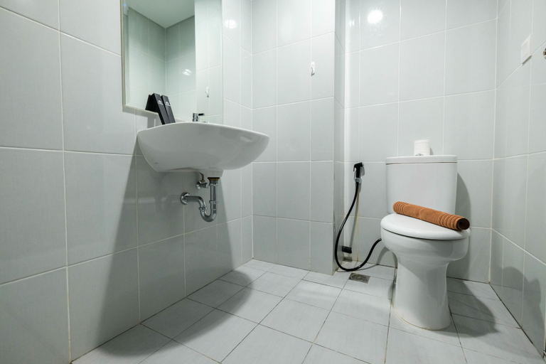 Bathroom 5, Scenic Studio Room at Casa De Parco Apartment By Travelio, Tangerang