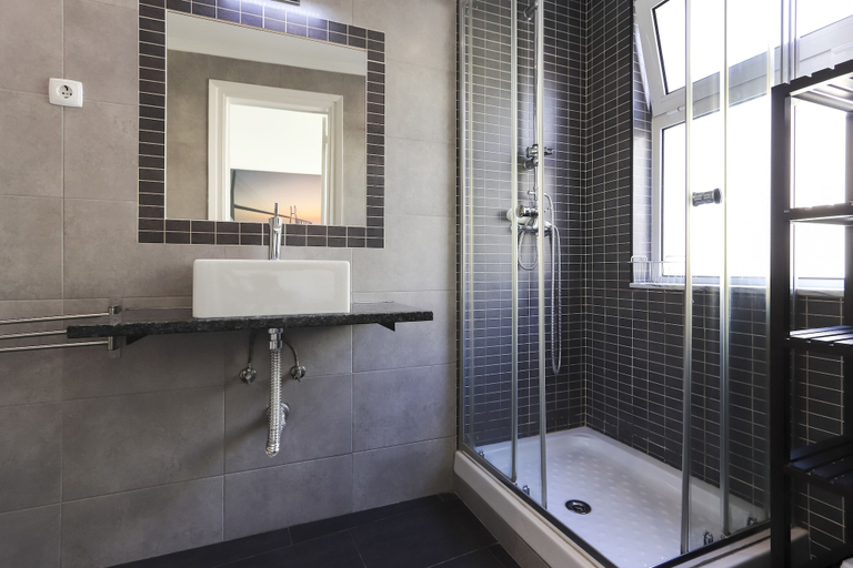 Bathroom 3, Lisbon Apartments in Anjos, Lisbon