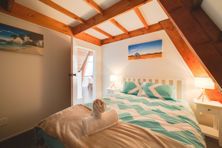 Bedroom 2, Awesome 3 bed Rotorua Lake House, Rotorua