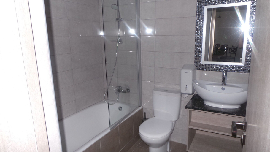 Bathroom 4, Neptune Hotel Apartments